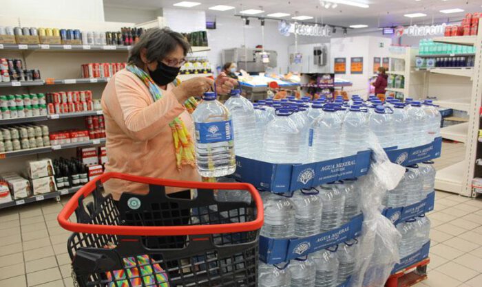 Estos dí­as han crecido las ventas de agua mineral.