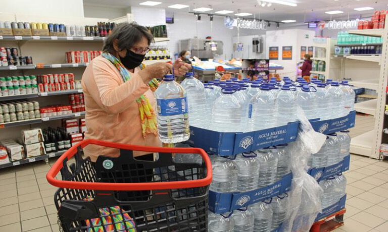Estos días han crecido las ventas de agua mineral. Estos días han crecido las ventas de agua mineral.