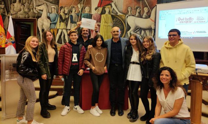 Estudiantes y profesores junto a Miguel Mena.