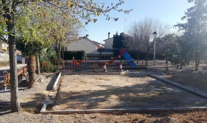 La ampliación del parque infantil ya ha comenzado.
