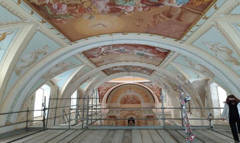 Los andamios ya permiten acceder a la bóveda de la iglesia. Los andamios ya permiten acceder a la bóveda de la iglesia.