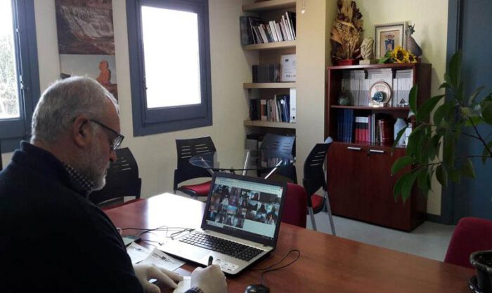 Imagen de archivo del presidente comarcal en su despacho.