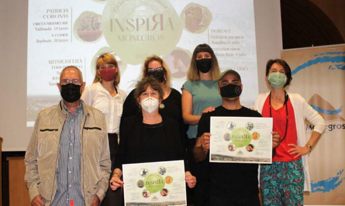 Algunos de los artistas junto a la consejera comarcal.