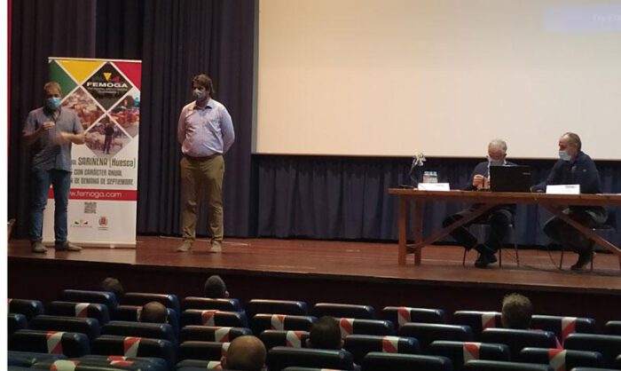 La ponencia se celebró en el cine El Molino de Sariñena.