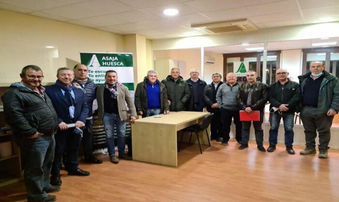 Reunión de la junta directiva en la oficina de Sariñena.