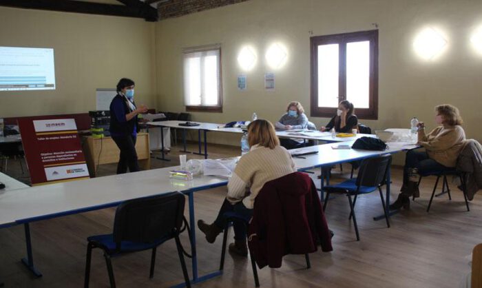 Charla sobre las actividades de Educación de Adultos.