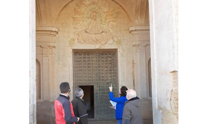 La imagen de la Virgen se sitúa sobre la puerta de acceso.