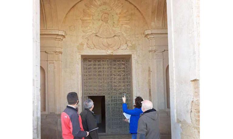 La imagen de la Virgen se sitúa sobre la puerta de acceso. La imagen de la Virgen se sitúa sobre la puerta de acceso.