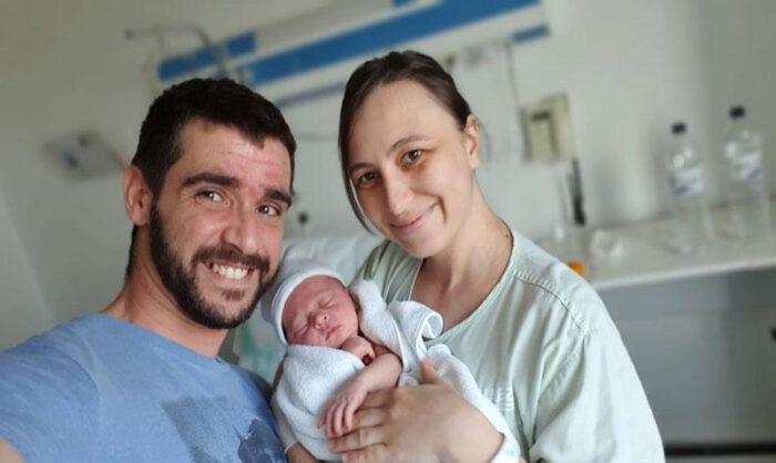 La feliz pareja junto a su segundo hijo