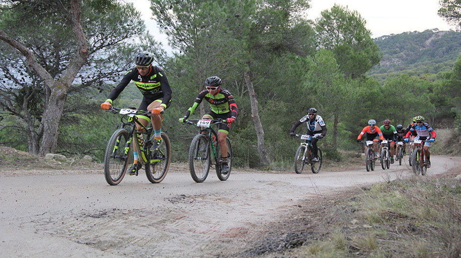 Imagen de un grupo de ciclistas en su ascenso por la sierra de Alcubierre.