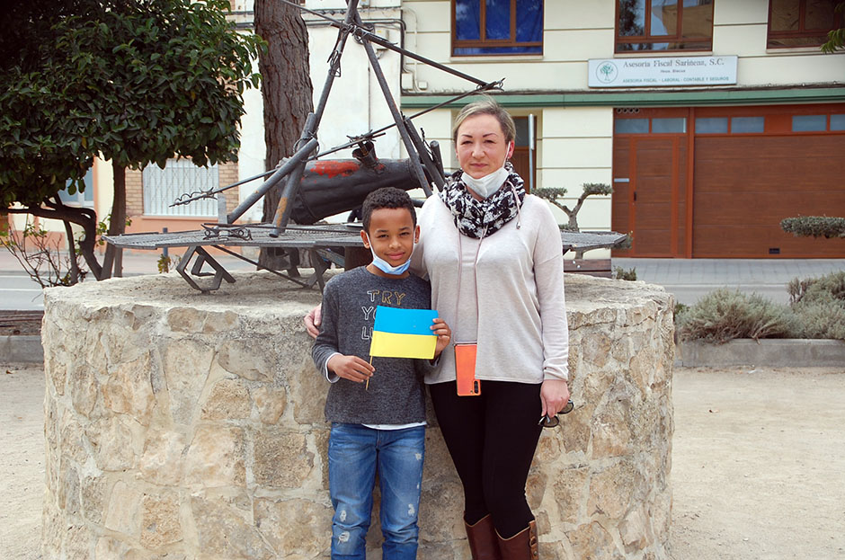 Byaka, junto a su hijo, en la plaza Mezín de Sariñena, en la que reside desde hace 13 años.