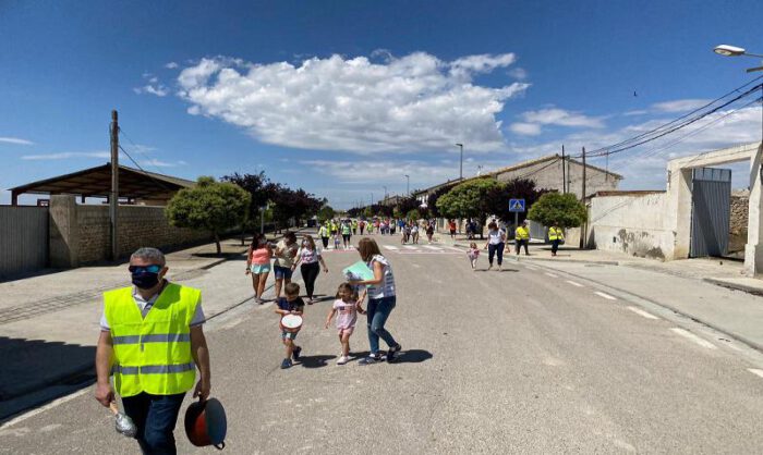 Vecinos de Farlete protestan ante el abandono rural.