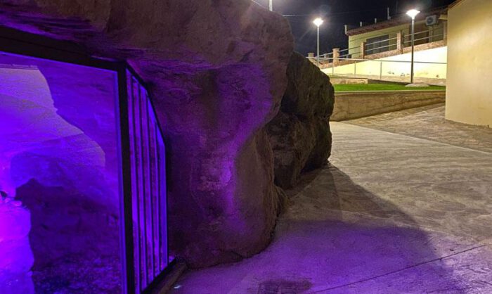 Imagen de la nueva calle urbanizada y la cueva recuperada.