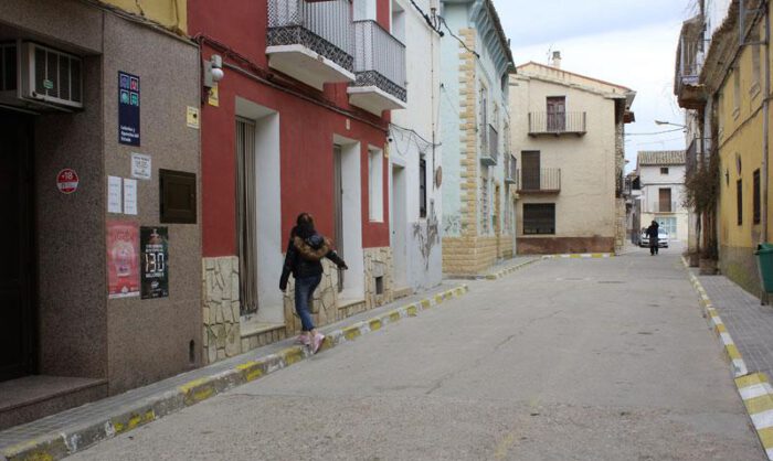 Los vecinos cumplen con las recomendaciones y salen lo justo