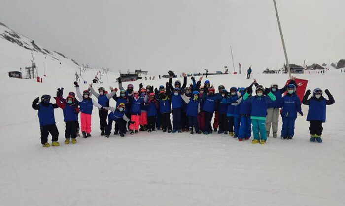 Imagen del primer grupo de escolares en Candanchú.