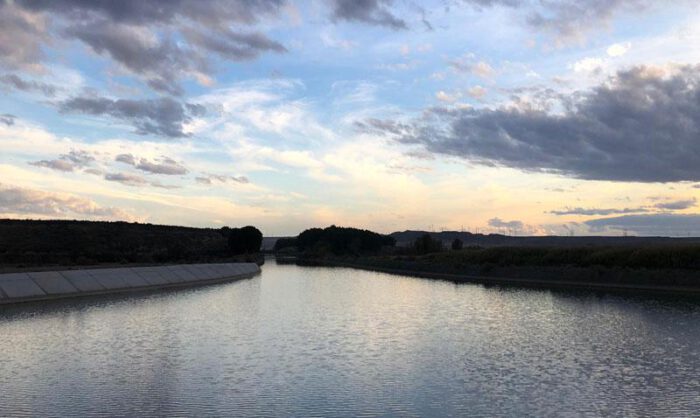 El canal de Monegros riega 126.000 hectáreas.