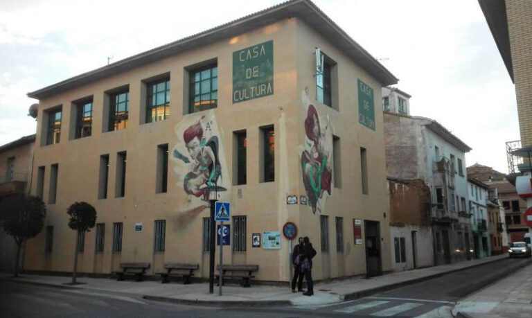 El edificio está situado en el centro de la localidad. El edificio está situado en el centro de la localidad.