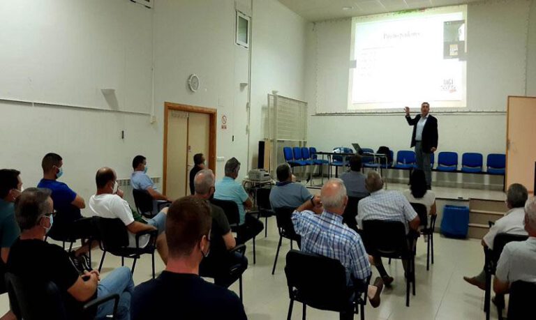 Imagen de la primera charla agrícola en Alcubierre. Imagen de la primera charla agrícola en Alcubierre.