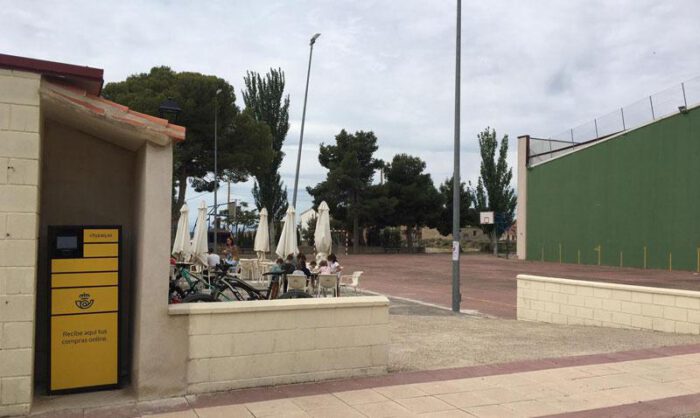 Imagen del espacio habilitado junto a las piscinas.