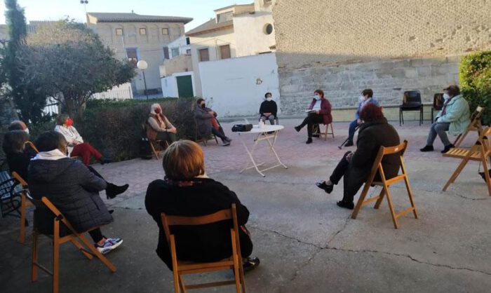 Imagen de la sesión de debate al aire libre.