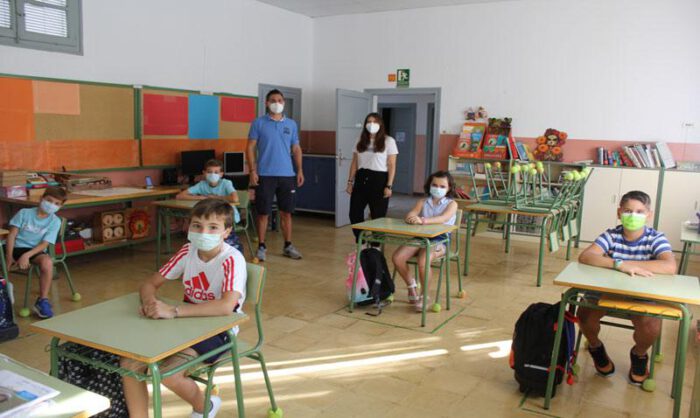 Alumnos del colegio de Montesusí­n en su vuelta a clase.
