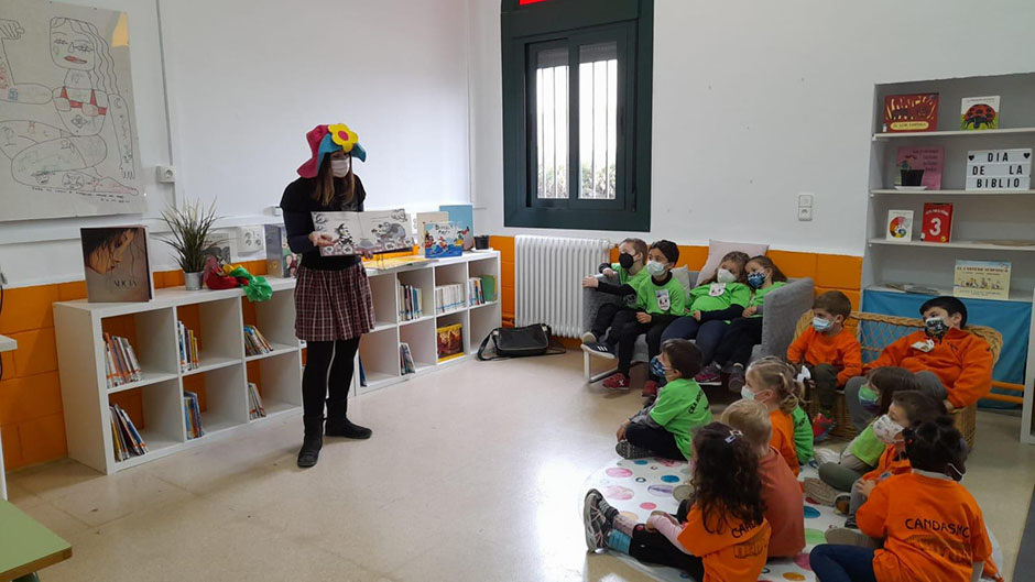 Agrupados por edades, los alumnos disfrutaron de una sesión de cuentacuentos.