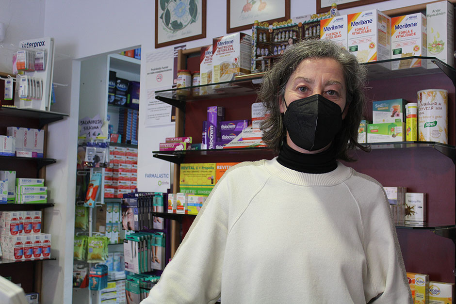 Covandonga Álvarez, en el interior de su farmacia en Grañén.