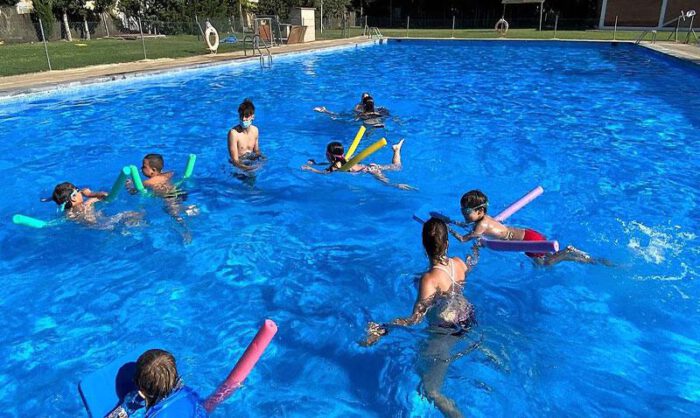 Hay cursos de natación para los más pequeños.