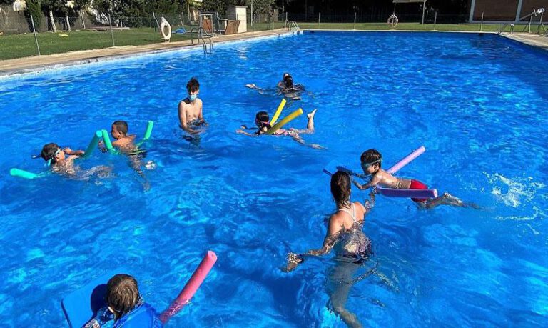 Hay cursos de natación para los más pequeños. Hay cursos de natación para los más pequeños.