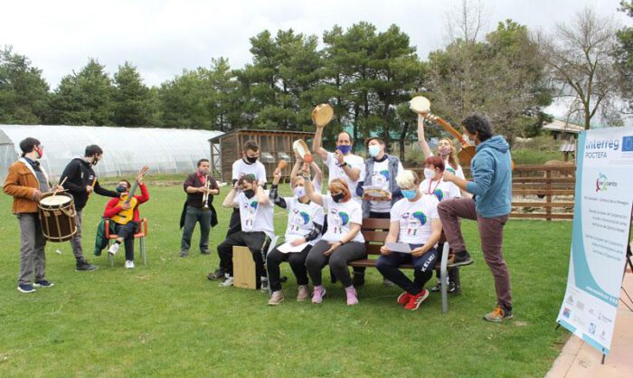 Imagen del ensayo de la canción junto a la granja escuela.