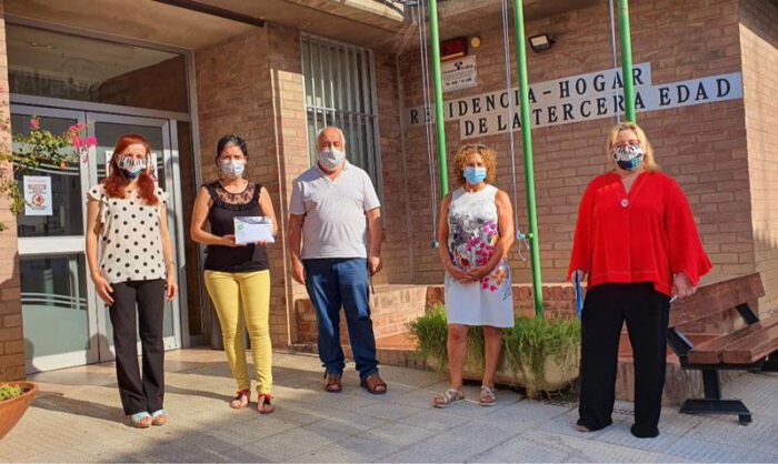 Imagen del acto de entrega del donativo recibido.