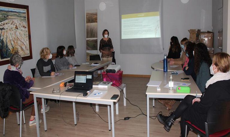 Dirigido a profesionales de Servicios Sociales y Sanidad. Dirigido a profesionales de Servicios Sociales y Sanidad.