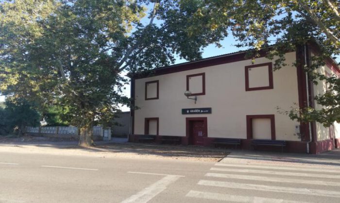 Imagen frontal de la estación de tren de Grañén.