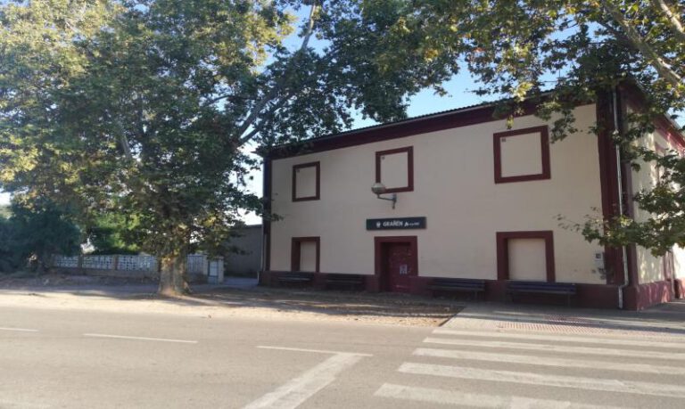 Imagen frontal de la estación de tren de Grañén. Imagen frontal de la estación de tren de Grañén.