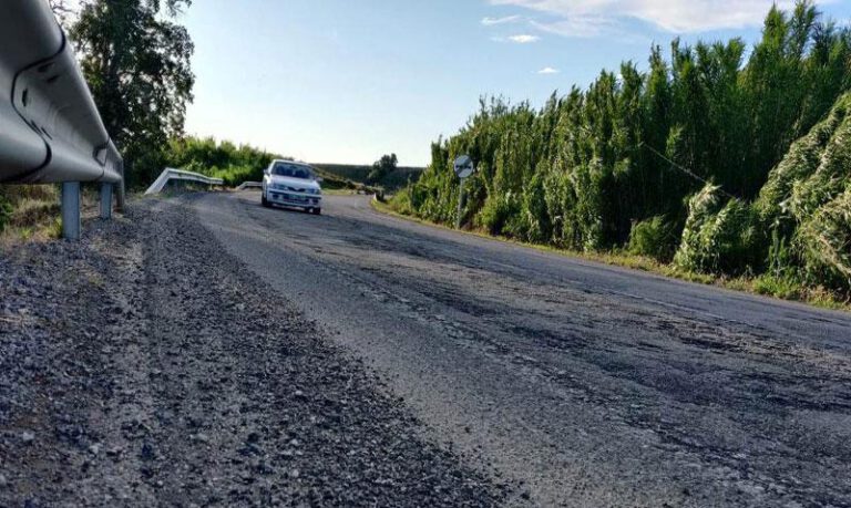 La carretera está repleta de baches y gravilla. La carretera está repleta de baches y gravilla.