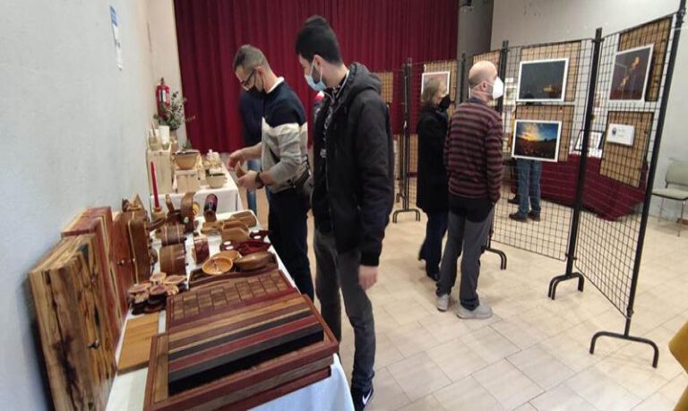 Suma la participación de nueve artesanos y artistas locales. Suma la participación de nueve artesanos y artistas locales.