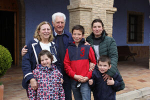 Olena, junto a sus hijos y el matrimonio formado por Julio Murillo y Feli Murillo.