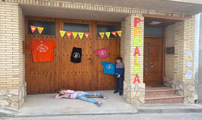 Los vecinos han decorado con esmero sus viviendas.