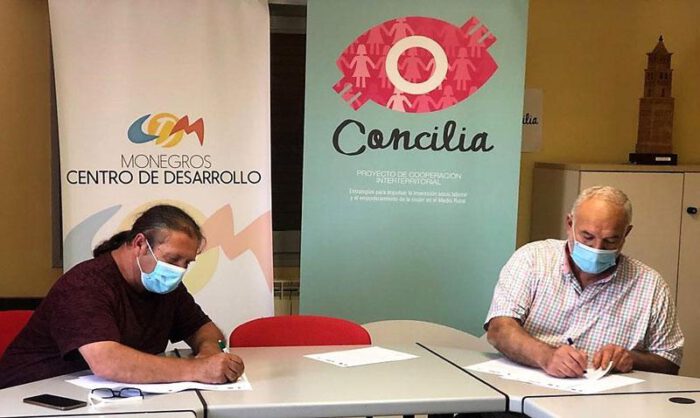 Penella y Sanjuan durante la firma del convenio.