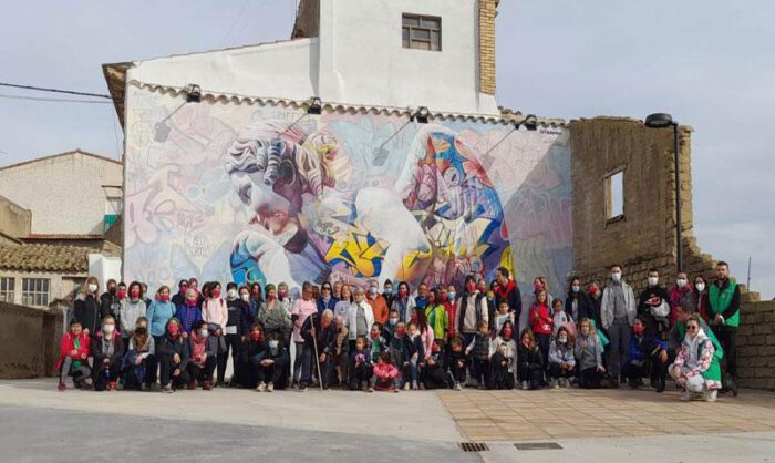 Foto de grupo frente al mural de Pichiavo.