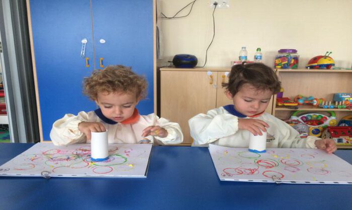 Imagen de archivo de dos alumnos de la escuela infantil.