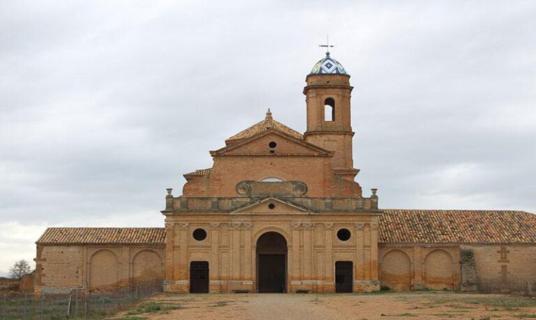El atrio está situado justo antes de la iglesia. El atrio está situado justo antes de la iglesia.