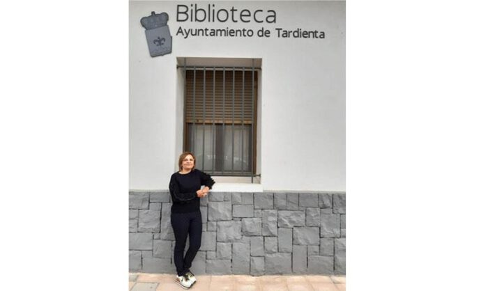 Belén Pamplona frente al edificio municipal.