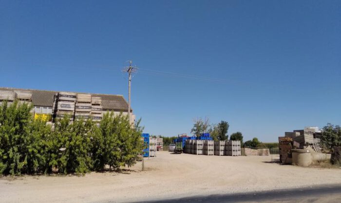 La empresa está situada entre Sariñena y Albalatillo.