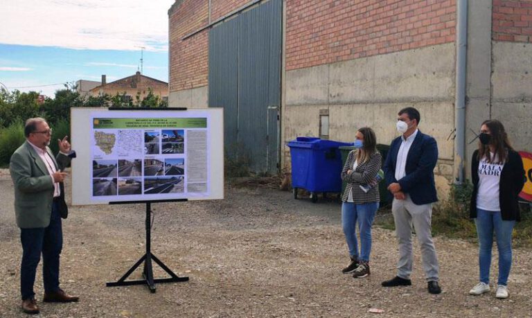 Fuster durante su visita a las obras de la travesía de Sena. Fuster durante su visita a las obras de la travesía de Sena.