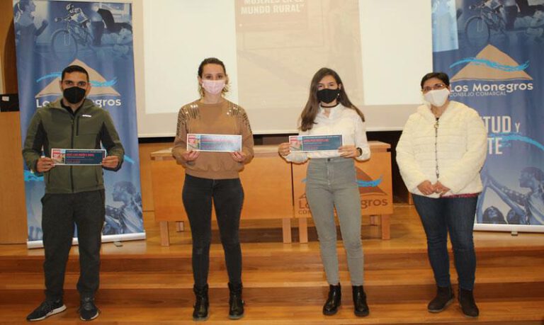 Imagen de los tres premiados junto a la consejera comarcal. Imagen de los tres premiados junto a la consejera comarcal.