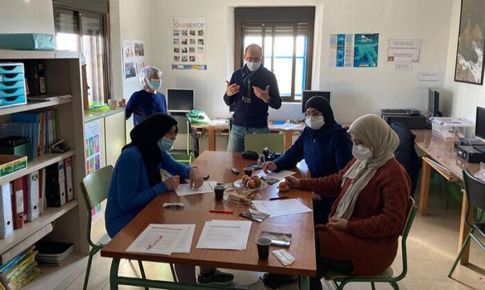 Uno de los grupos de discusión organizados en Sariñena.