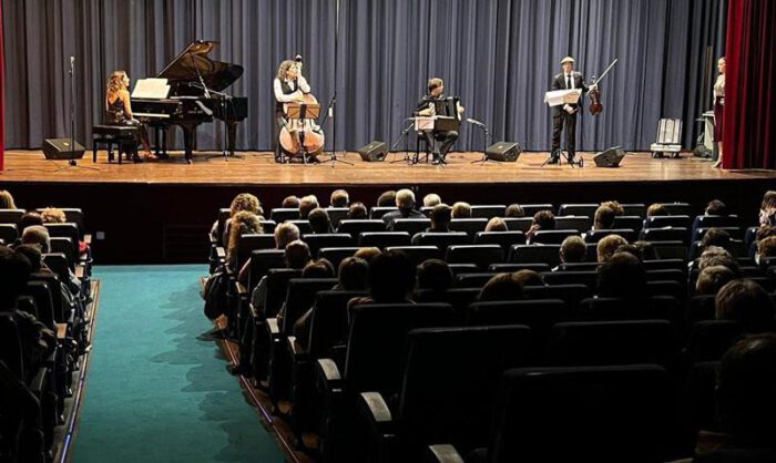 La actuación llenó el aforo del cine teatro El Molino.