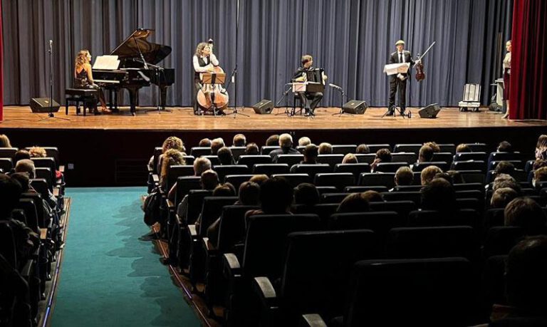 La actuación llenó el aforo del cine teatro El Molino. La actuación llenó el aforo del cine teatro El Molino.