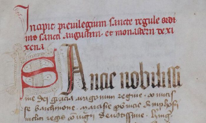 El manuscrito data del siglo XIV y está en buen estado.